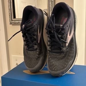 Brooks Dyad 11 Gray Sneakers Light Pink Trim Size Women’s 8.5M Great Padding